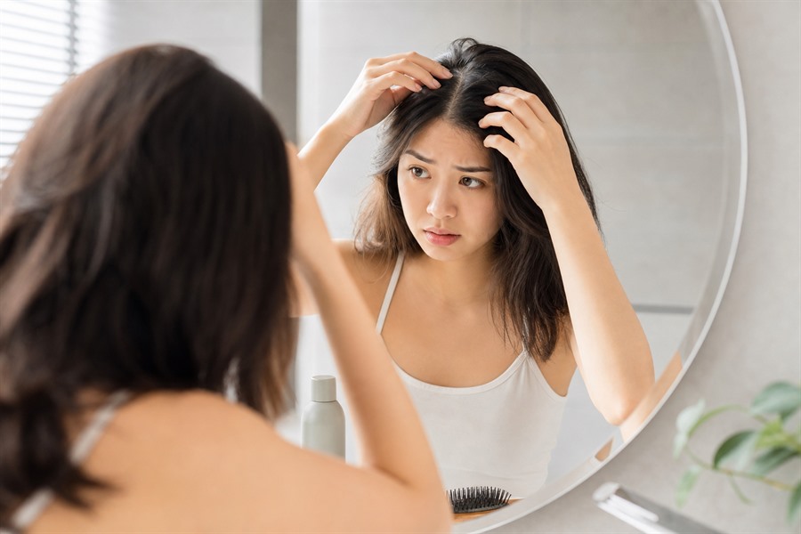 Vì sao tóc nhanh bết dù mới gội hôm qua?